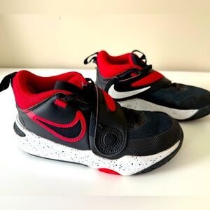 Nike Team Hustle Boys Sneakers Size 13.5